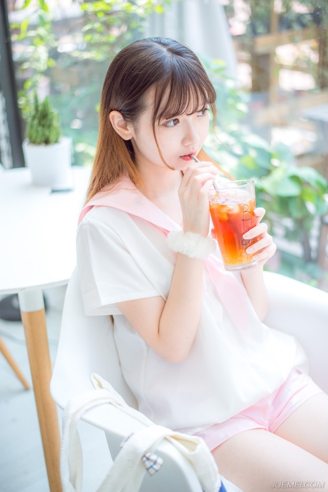 电话里，她哭着说：“亲爱的，我…我怀孕了…三个月了，不过你放心，不是你的，不用你负责。